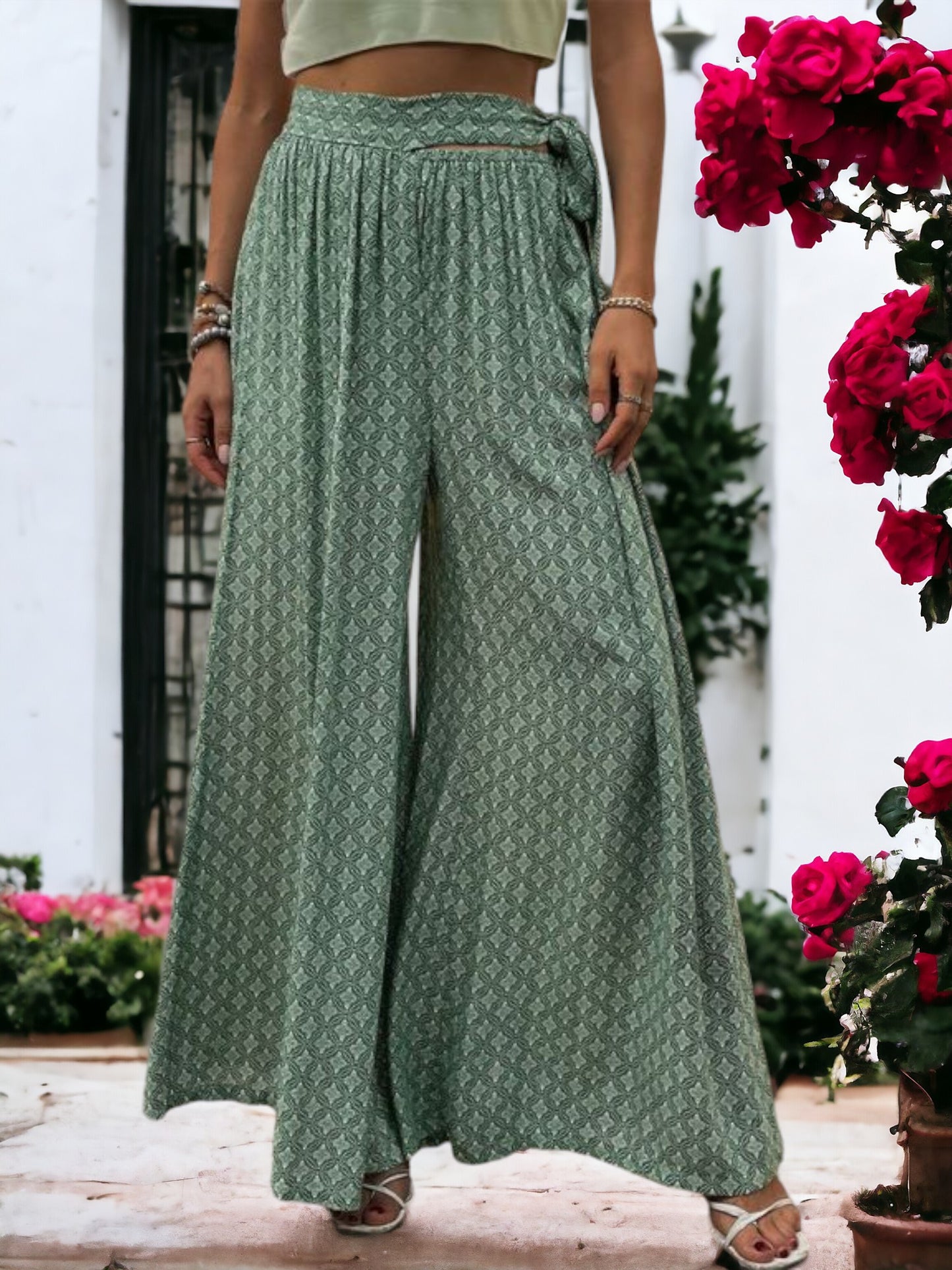 Pantalones anchos con cintura atada y estampados