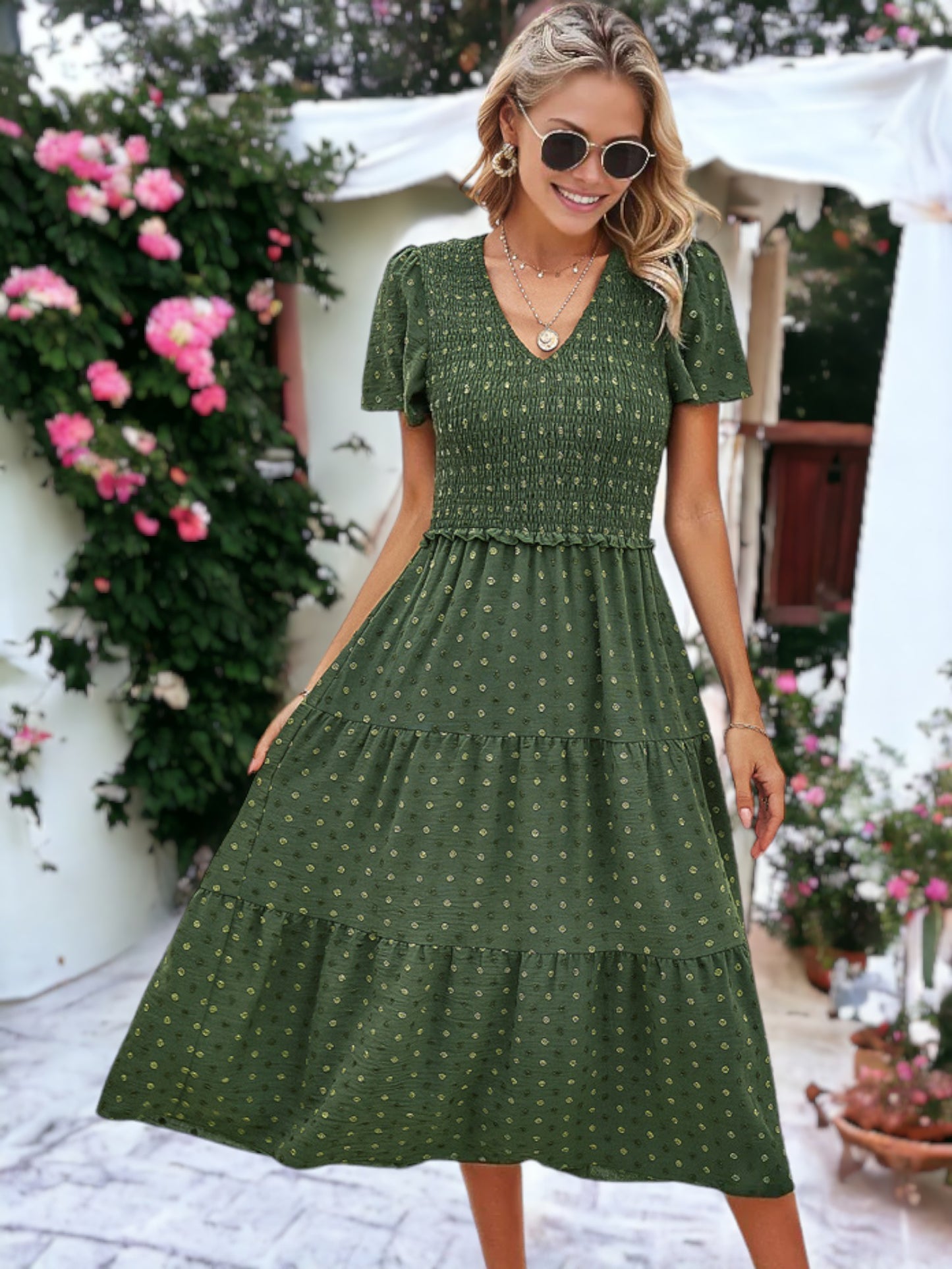 Vestido midi de lunares con escote en V, frunces en el pecho y volantes