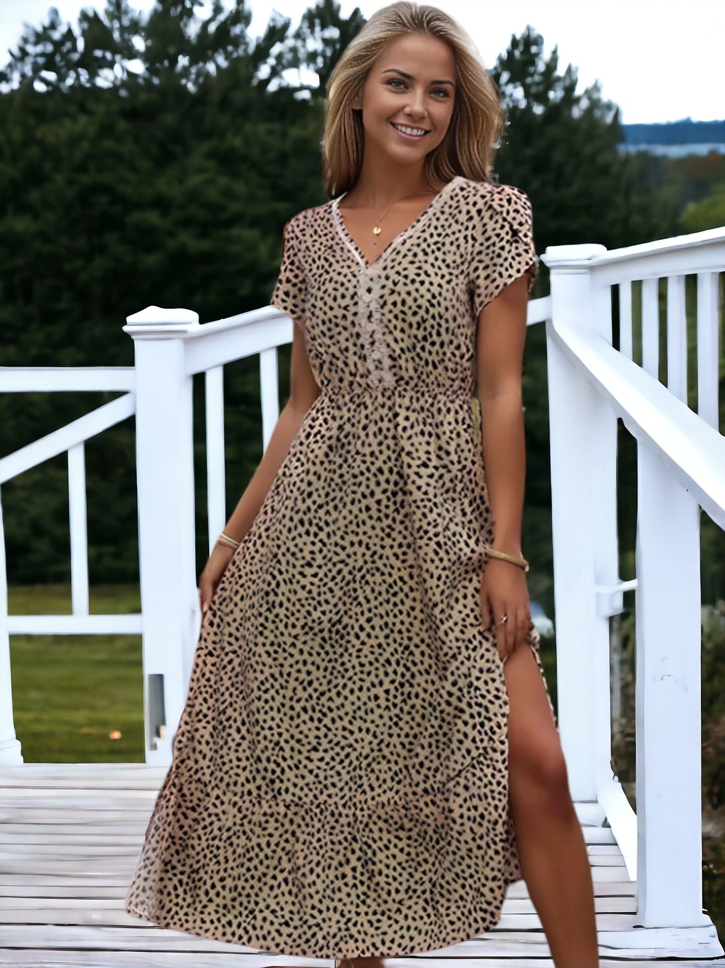 Vestido midi con abertura y estampado de leopardo, cintura fruncida y largo medio