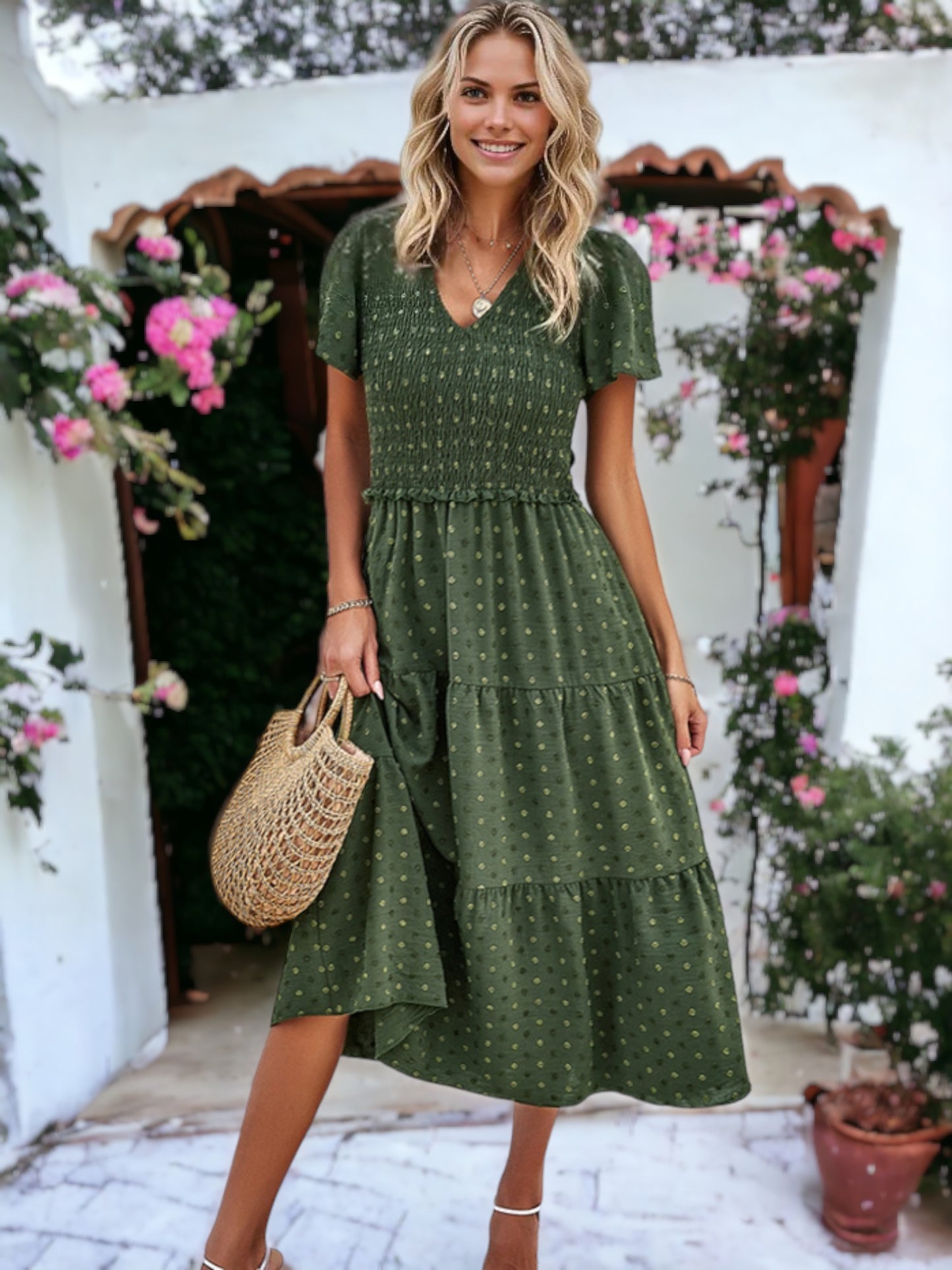 Vestido midi de lunares con escote en V, frunces en el pecho y volantes