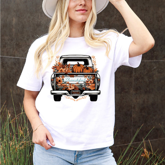 Camiseta retro de otoño con diseño de chica campestre: camión rústico, calabaza, hojas de otoño, campestre, boho 