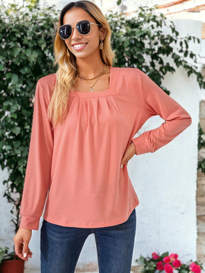 Blusa con escote cuadrado y detalle plisado