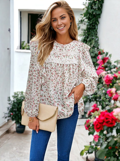 Blusa floral con detalle de crochet y volantes en los hombros