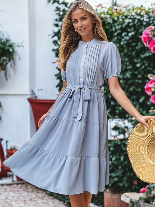 Vestido con volantes, mangas abullonadas y cintura anudada