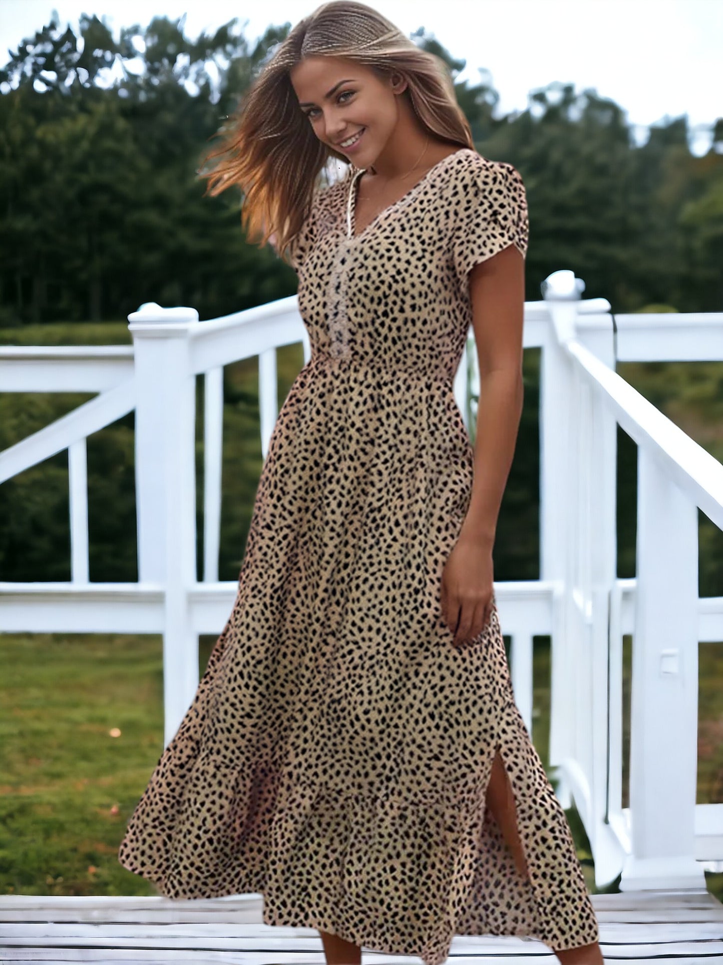 Vestido midi con abertura y estampado de leopardo, cintura fruncida y largo medio