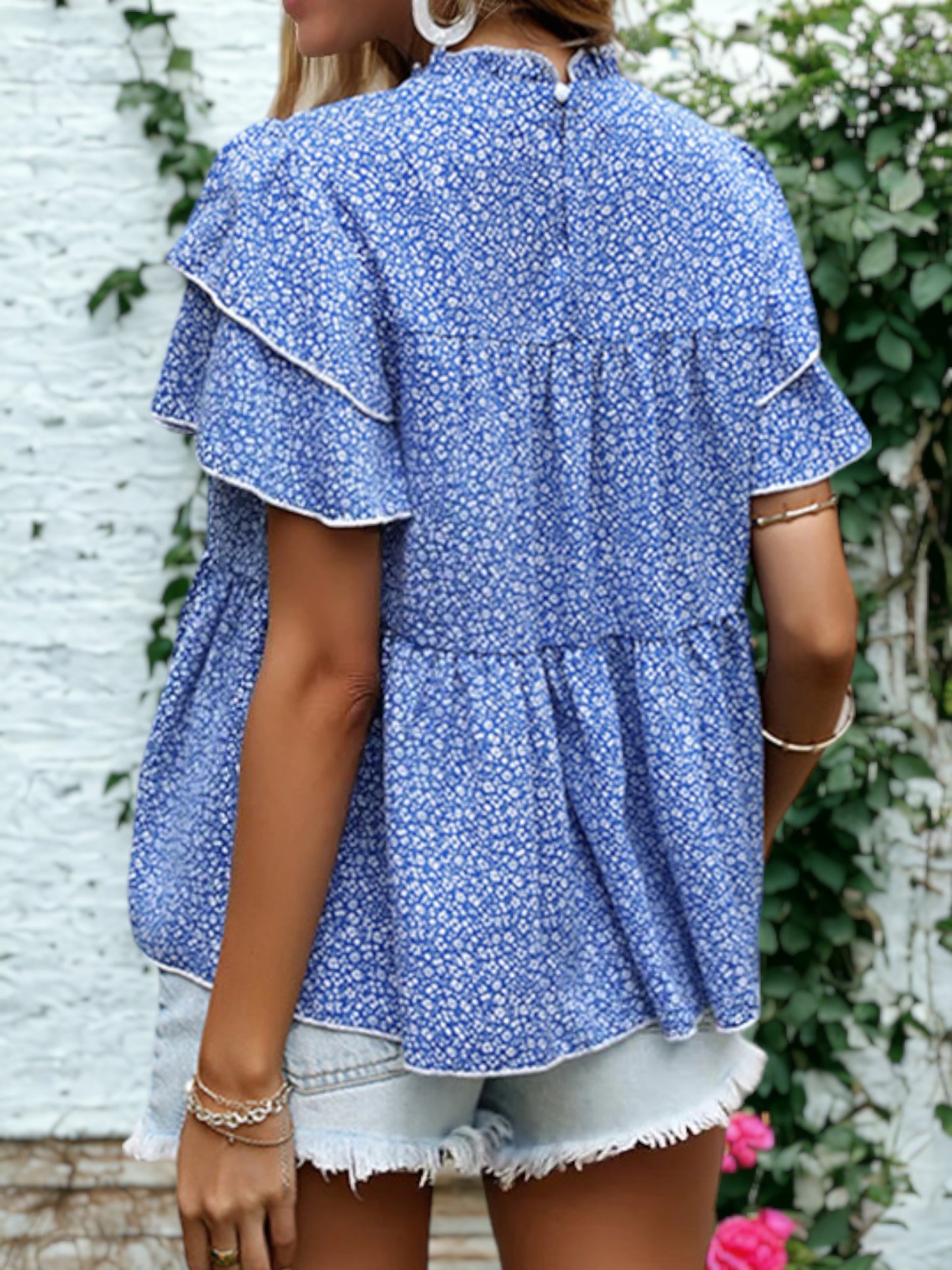 Blusa con cuello con volantes y estampado de flores