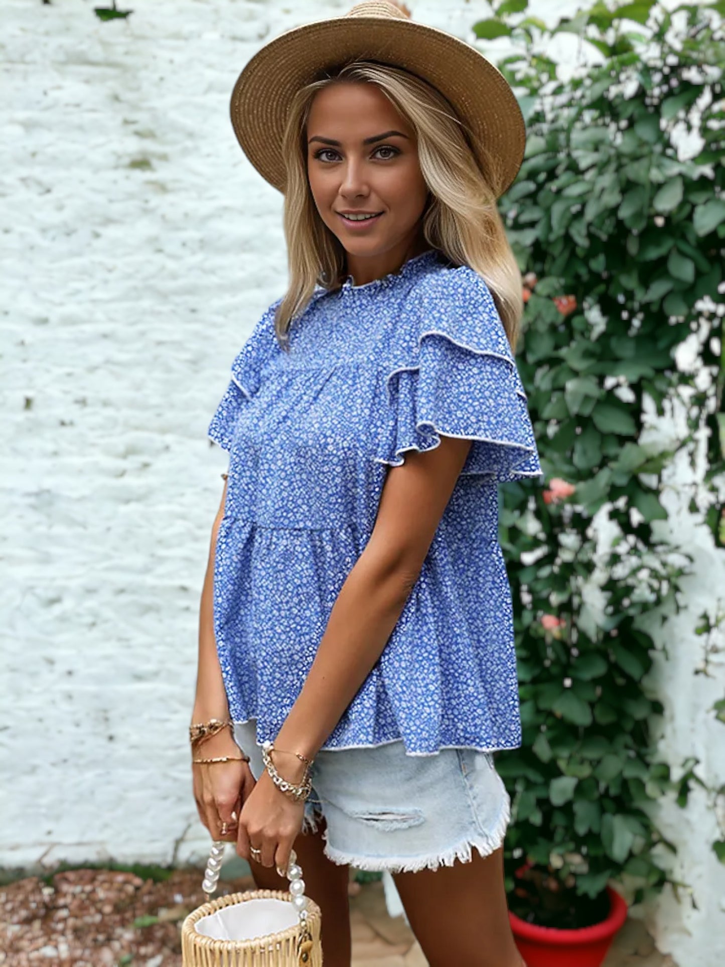 Blusa con cuello con volantes y estampado de flores