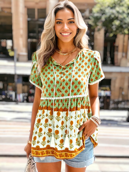 Blusa bohemia con flores y ribetes de crochet