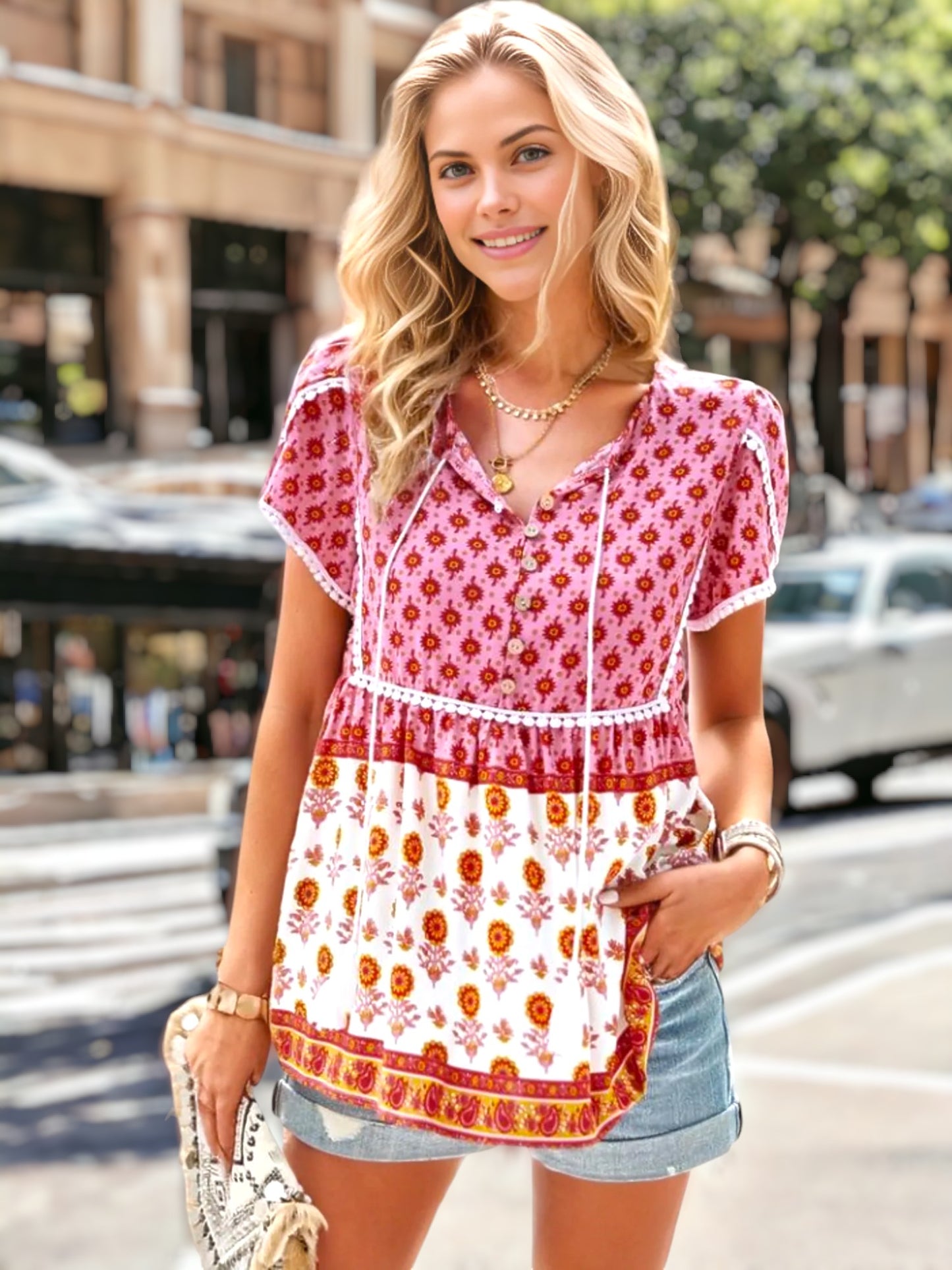 Blusa bohemia con flores y ribetes de crochet