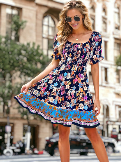 Vestido floral multicolor con escote cuadrado