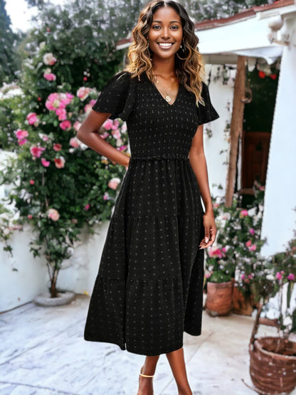 Vestido midi de lunares con escote en V, frunces en el pecho y volantes