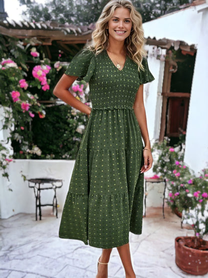 Vestido midi de lunares con escote en V, frunces en el pecho y volantes