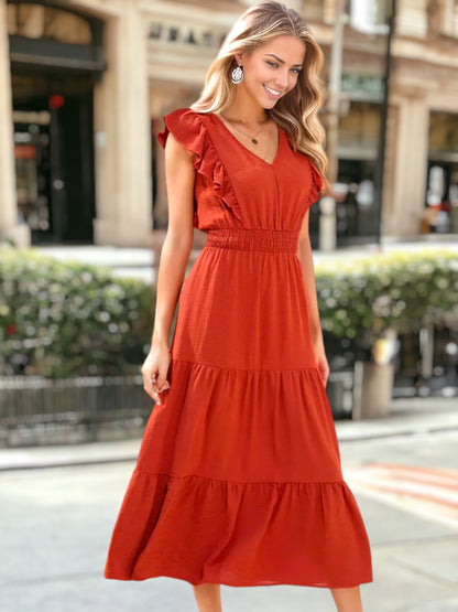 Vestido escalonado con detalle de volante y escote en V