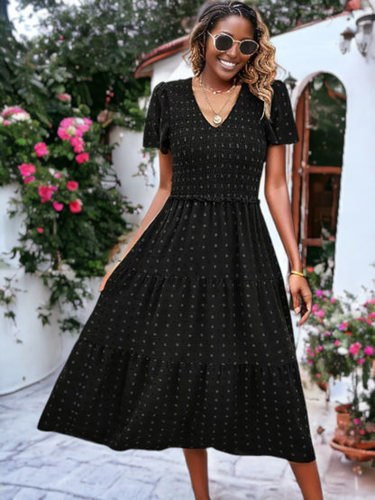 Vestido midi de lunares con escote en V, frunces en el pecho y volantes