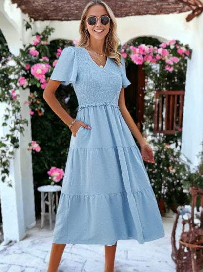 Vestido midi de lunares con escote en V, frunces en el pecho y volantes