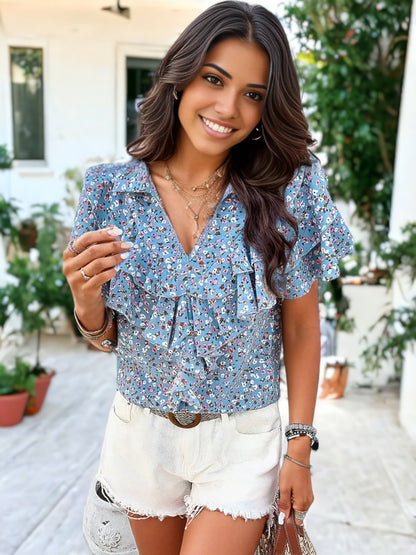 Blusa con cuello, volantes, manga corta y estampado floral