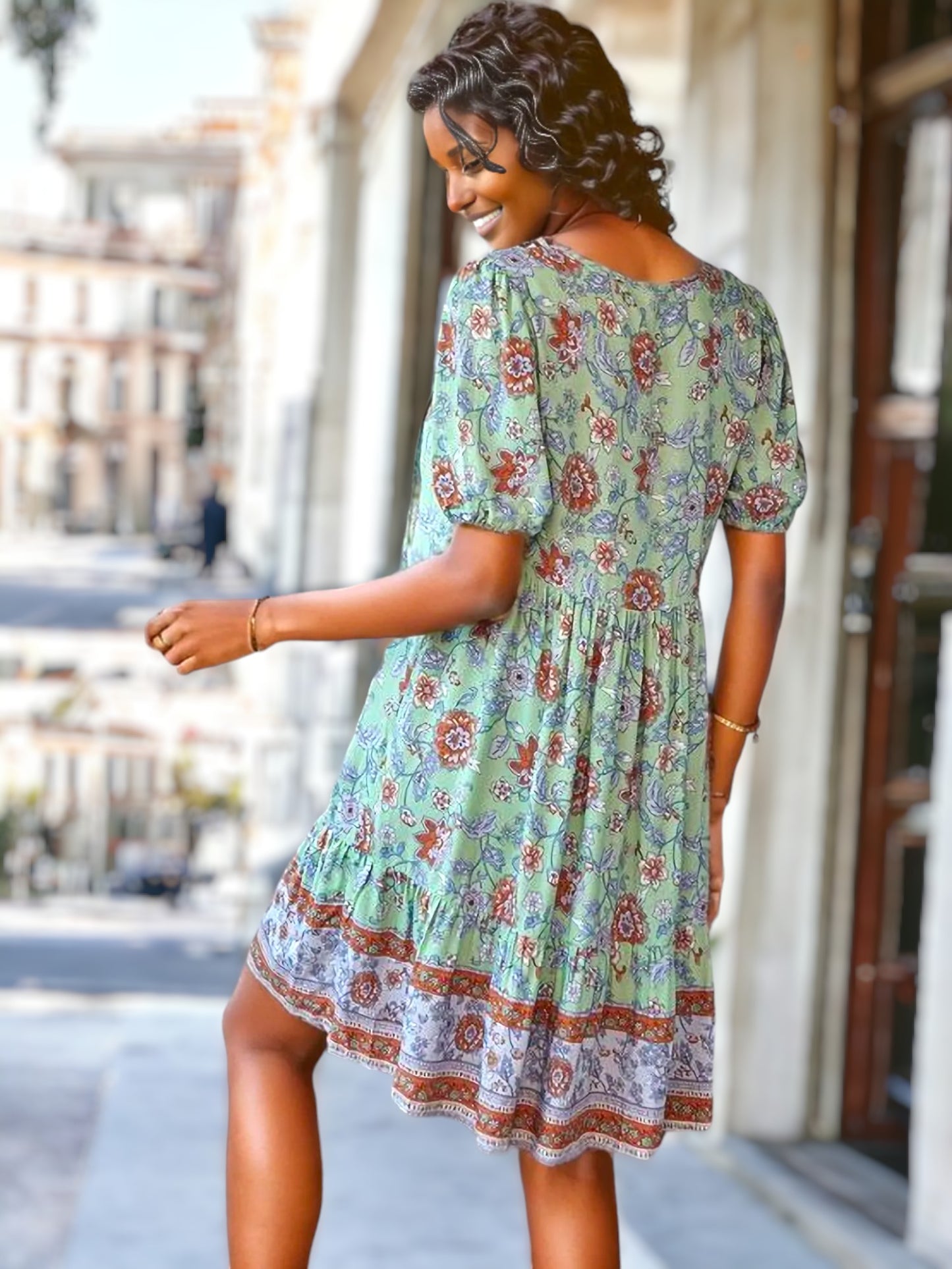 Vestido bohemio con mangas abullonadas y estampado floral 