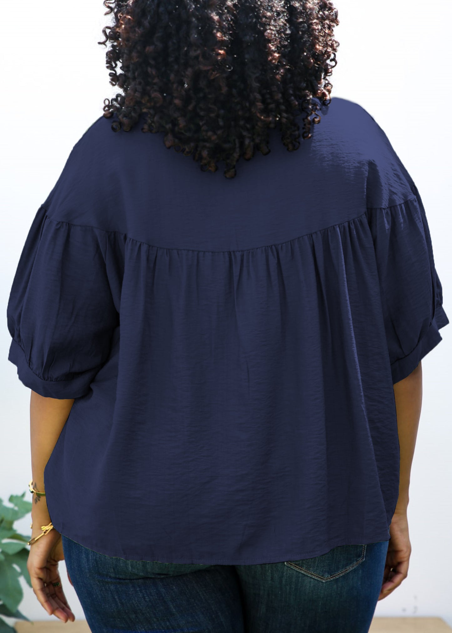 Blusa con botones, mangas 3/4 y cuello redondo con volantes en talla grande