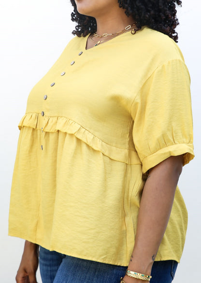 Blusa de color liso con volantes y botones en la parte delantera, talla grande