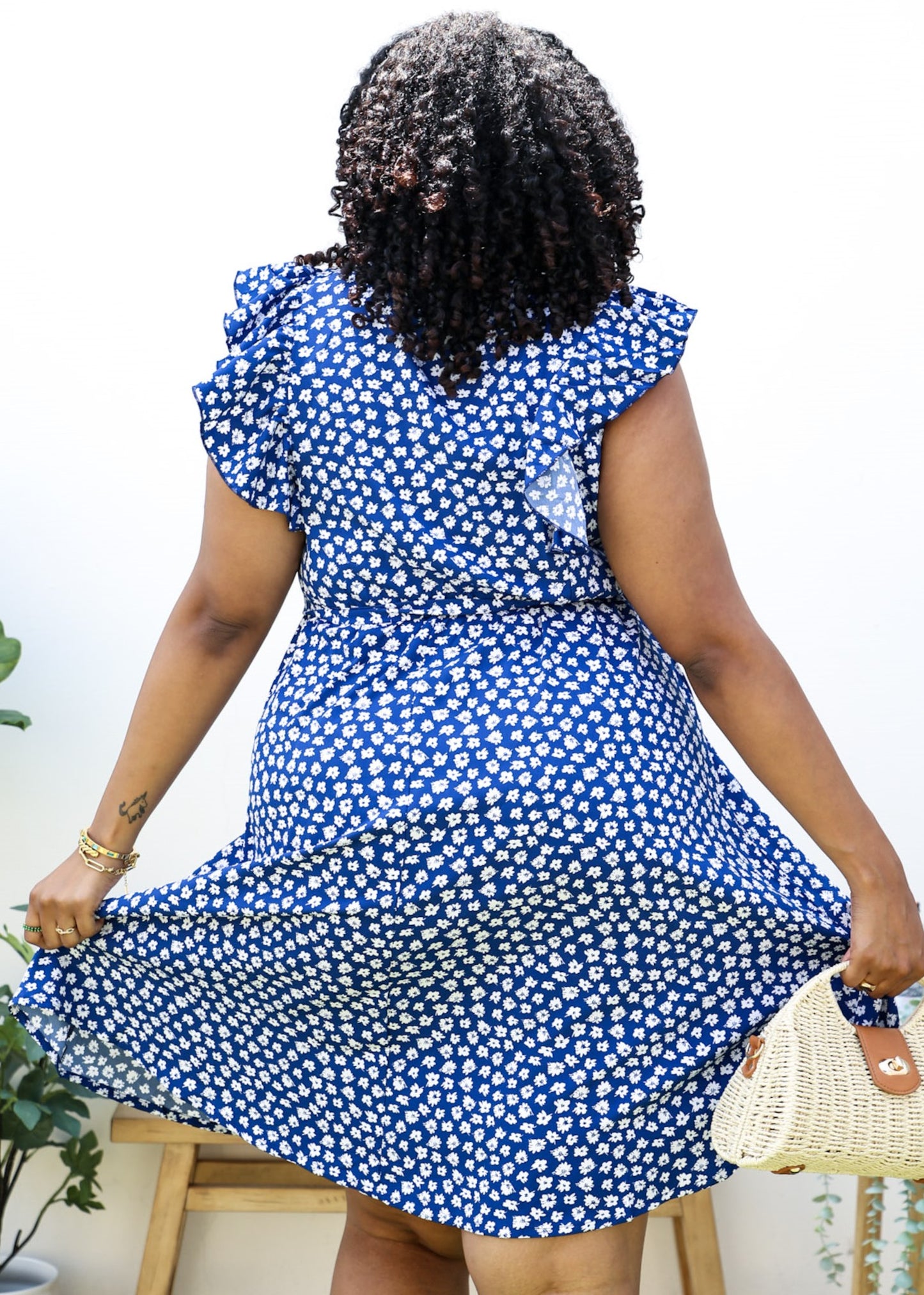 Vestido midi con estampado de margaritas blancas y mangas con volantes en talla grande 