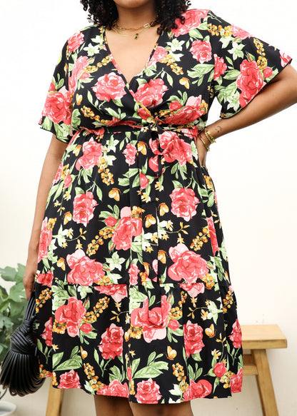 Vestido midi con estampado floral tropical y cinturón anudado en talla grande 