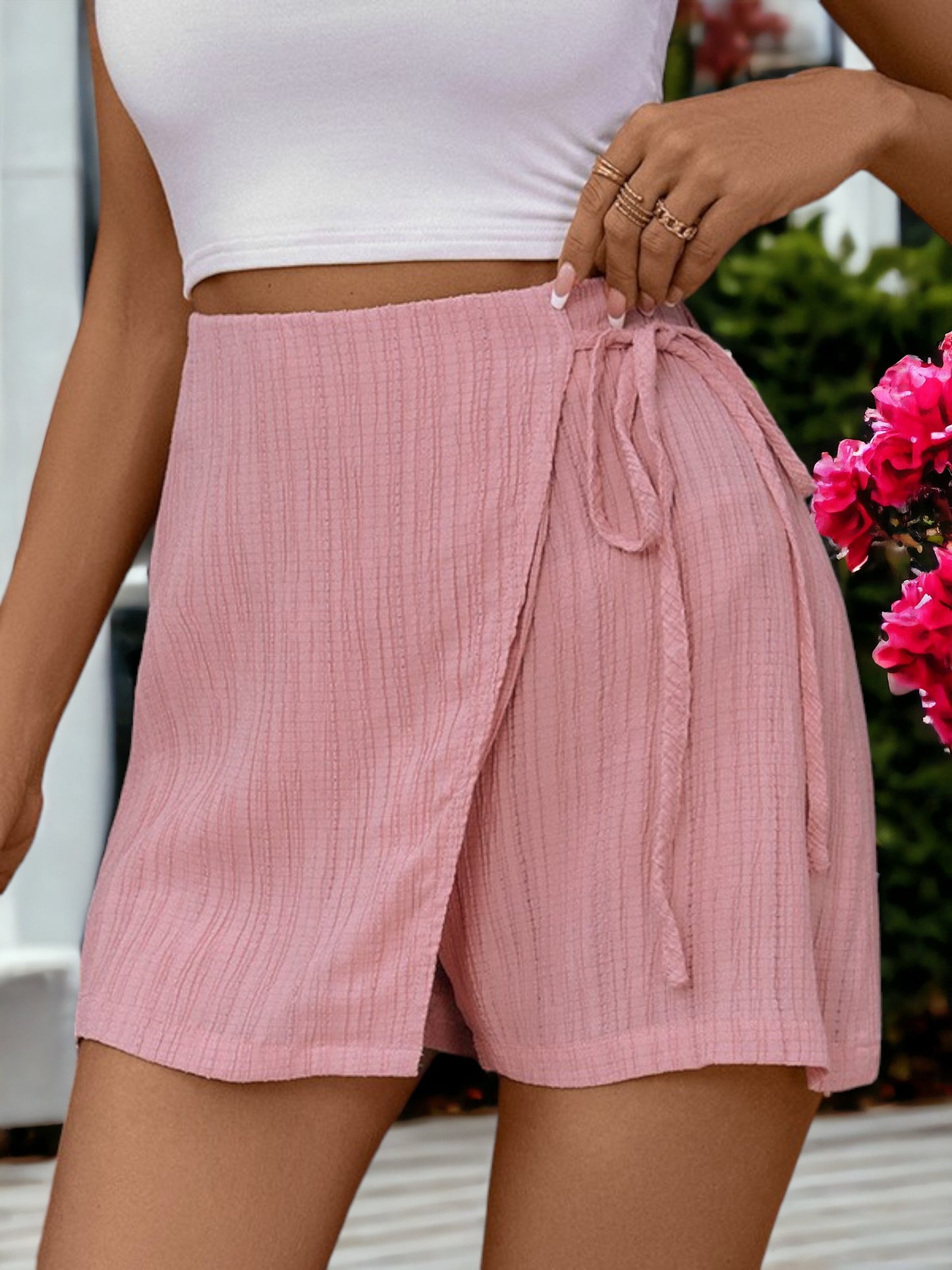 Falda pantalón corta con textura y cordones para mujer