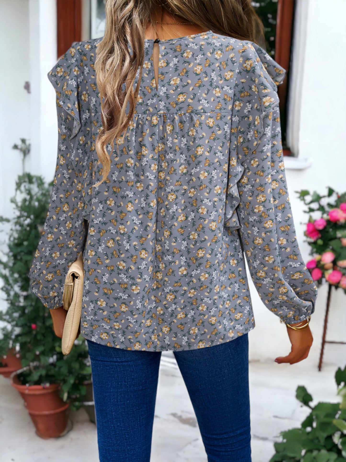 Blusa floral con detalle de crochet y volantes en los hombros