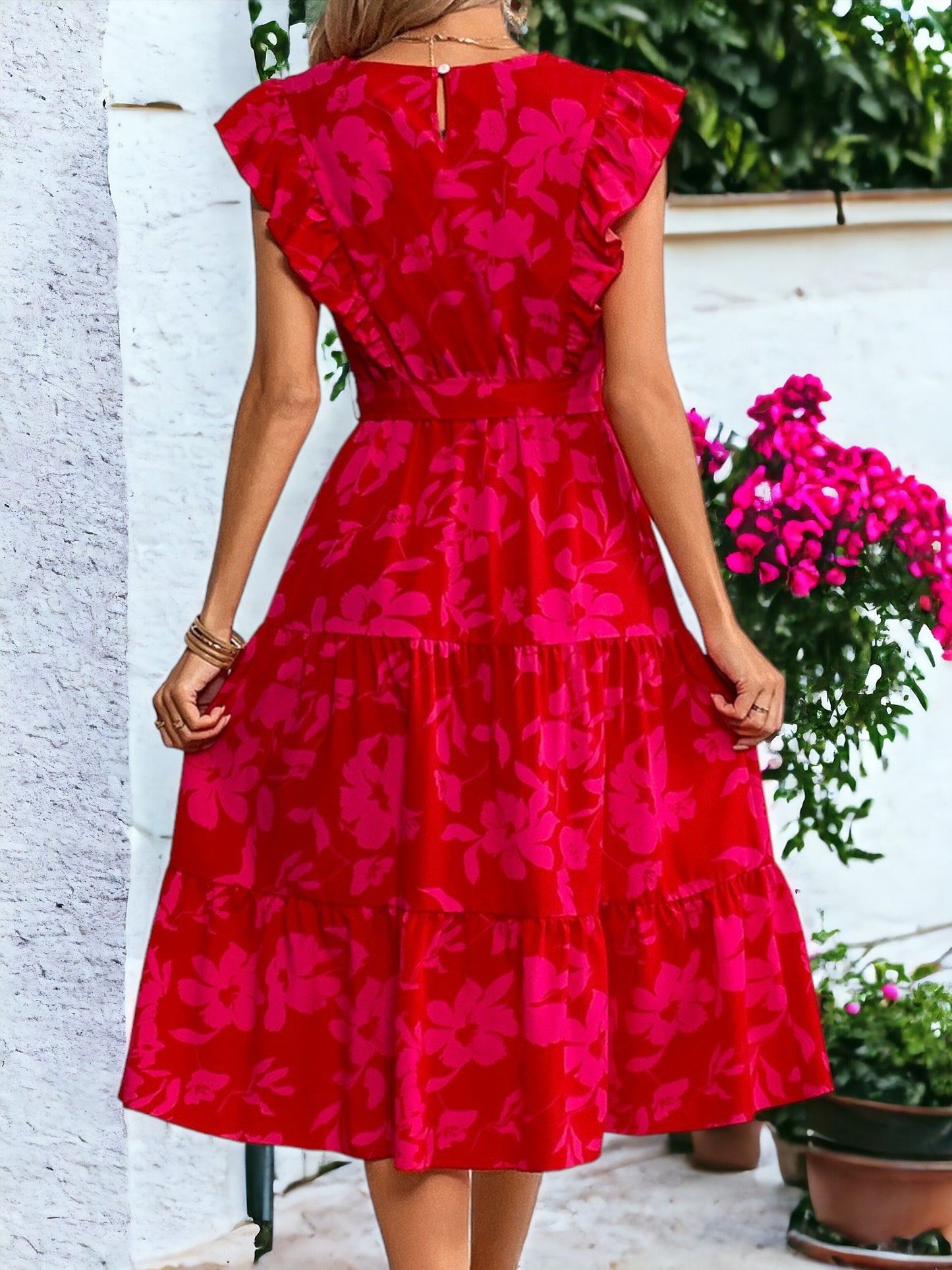 Vestido con volantes florales en la parte delantera y capas