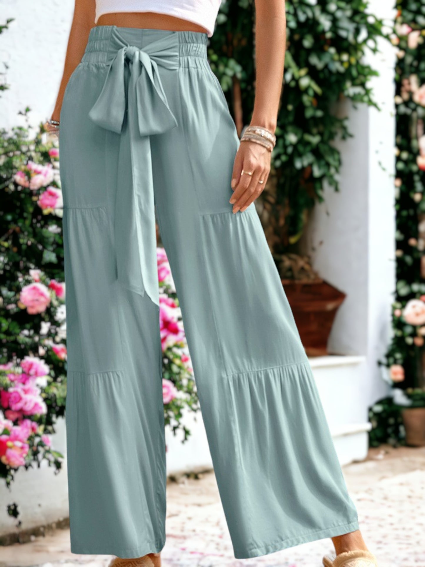 Pantalones anchos con cintura anudada y capas