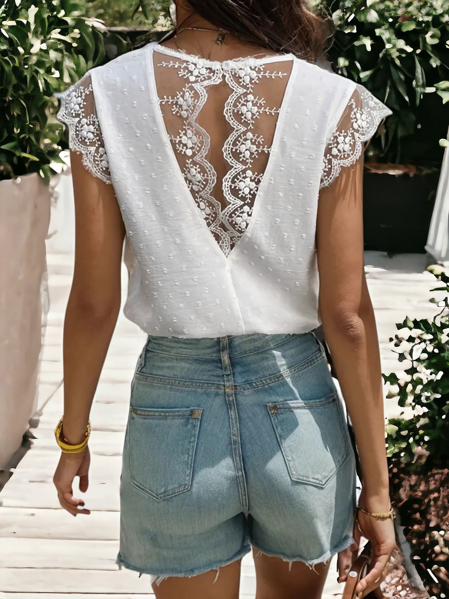 Blusa con escote en V, mangas con volantes y detalles de encaje en las mangas y la espalda