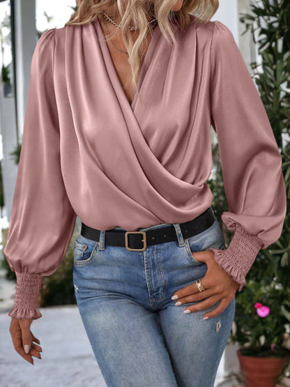 Blusa con cuello cruzado y puños fruncidos