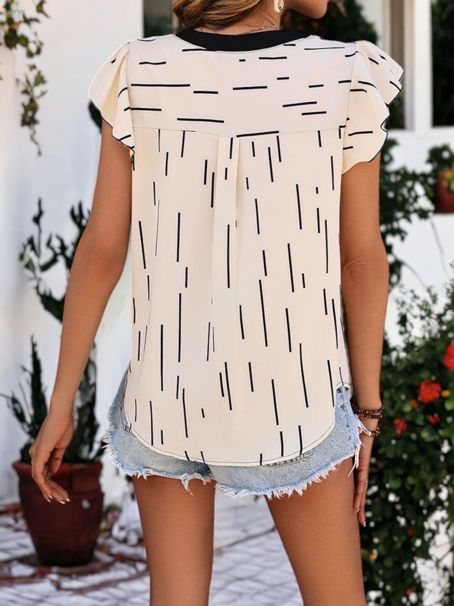 Blusa de verano con escote en V y mangas con volantes