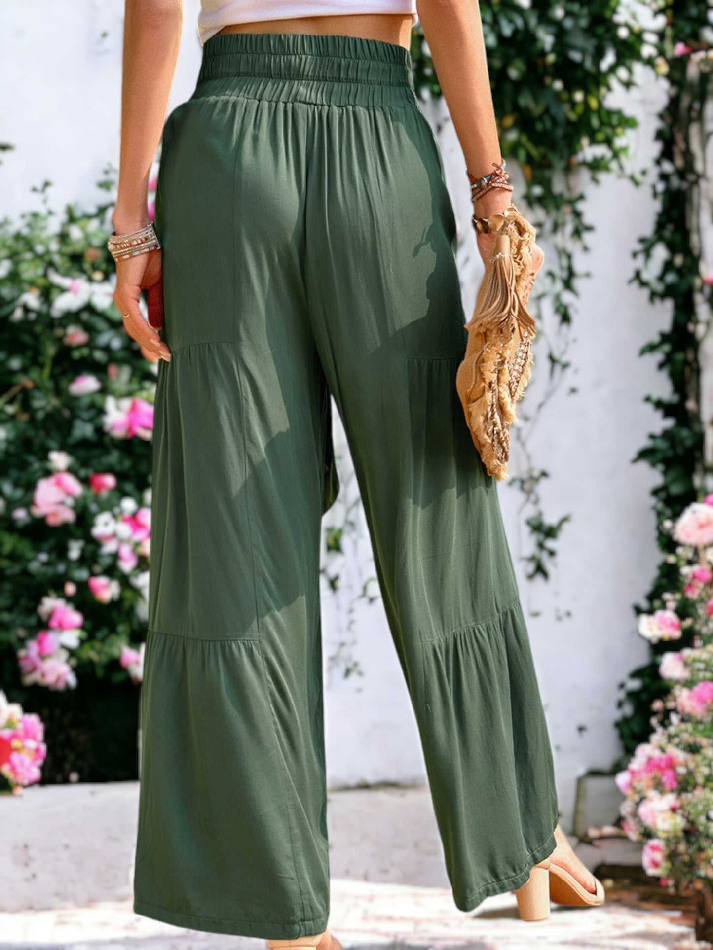 Pantalones anchos con cintura anudada y capas