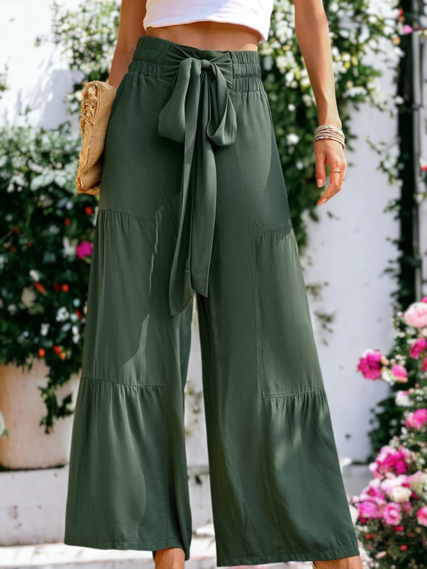 Pantalones anchos con cintura anudada y capas