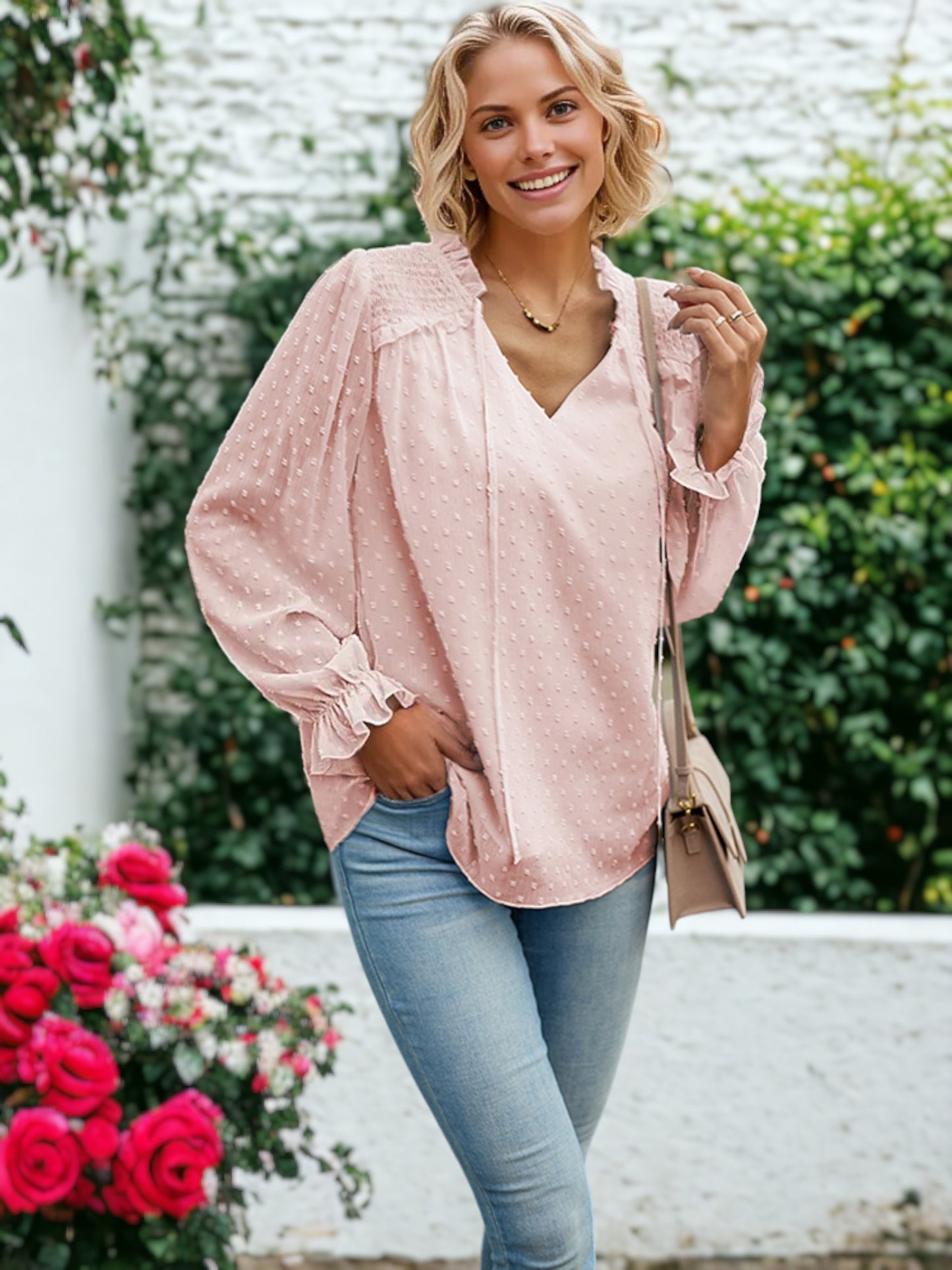 Blusa de lunares suizos con cuello con lazo y volante