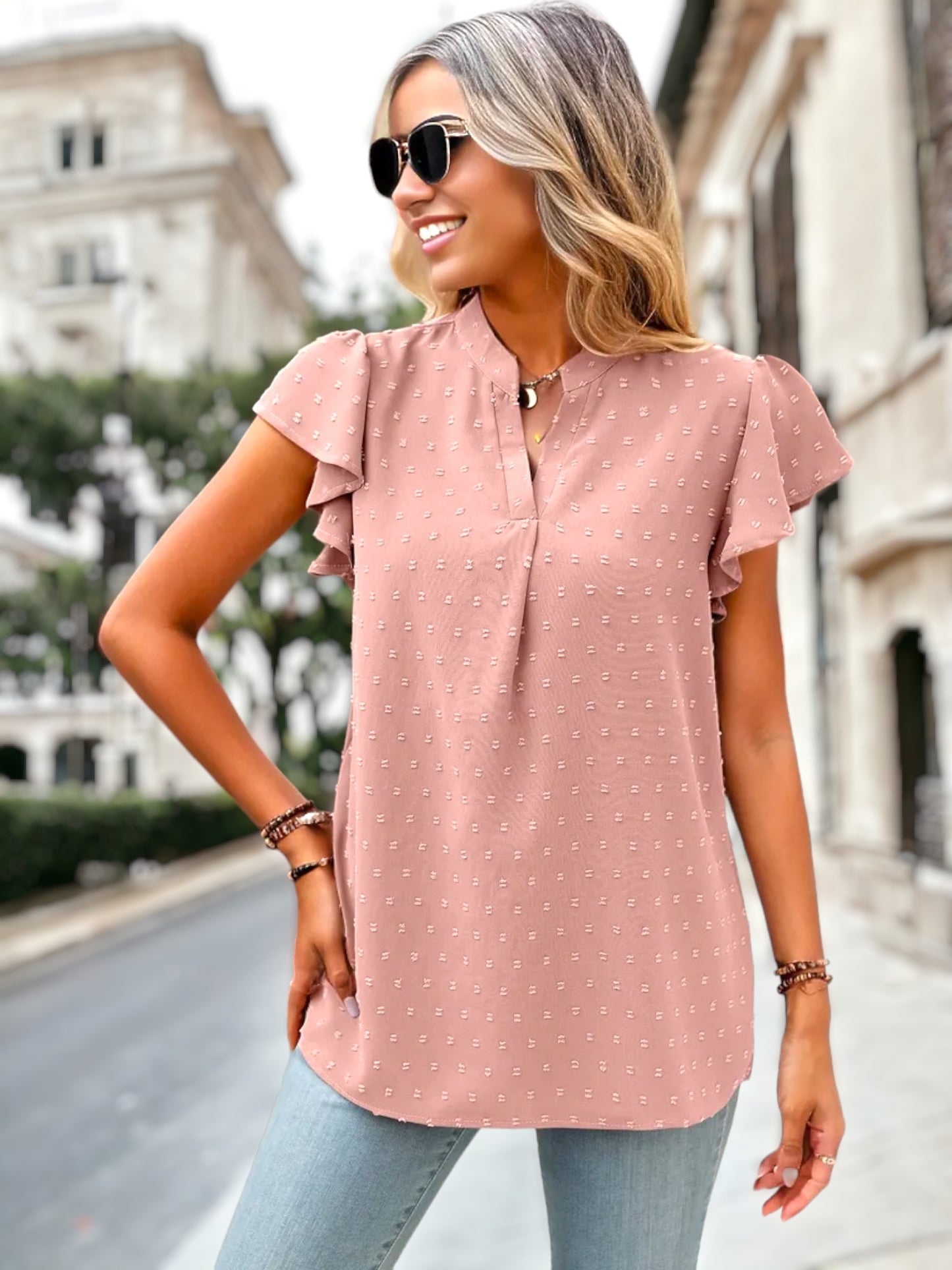 Blusa con mangas onduladas y lunares suizos