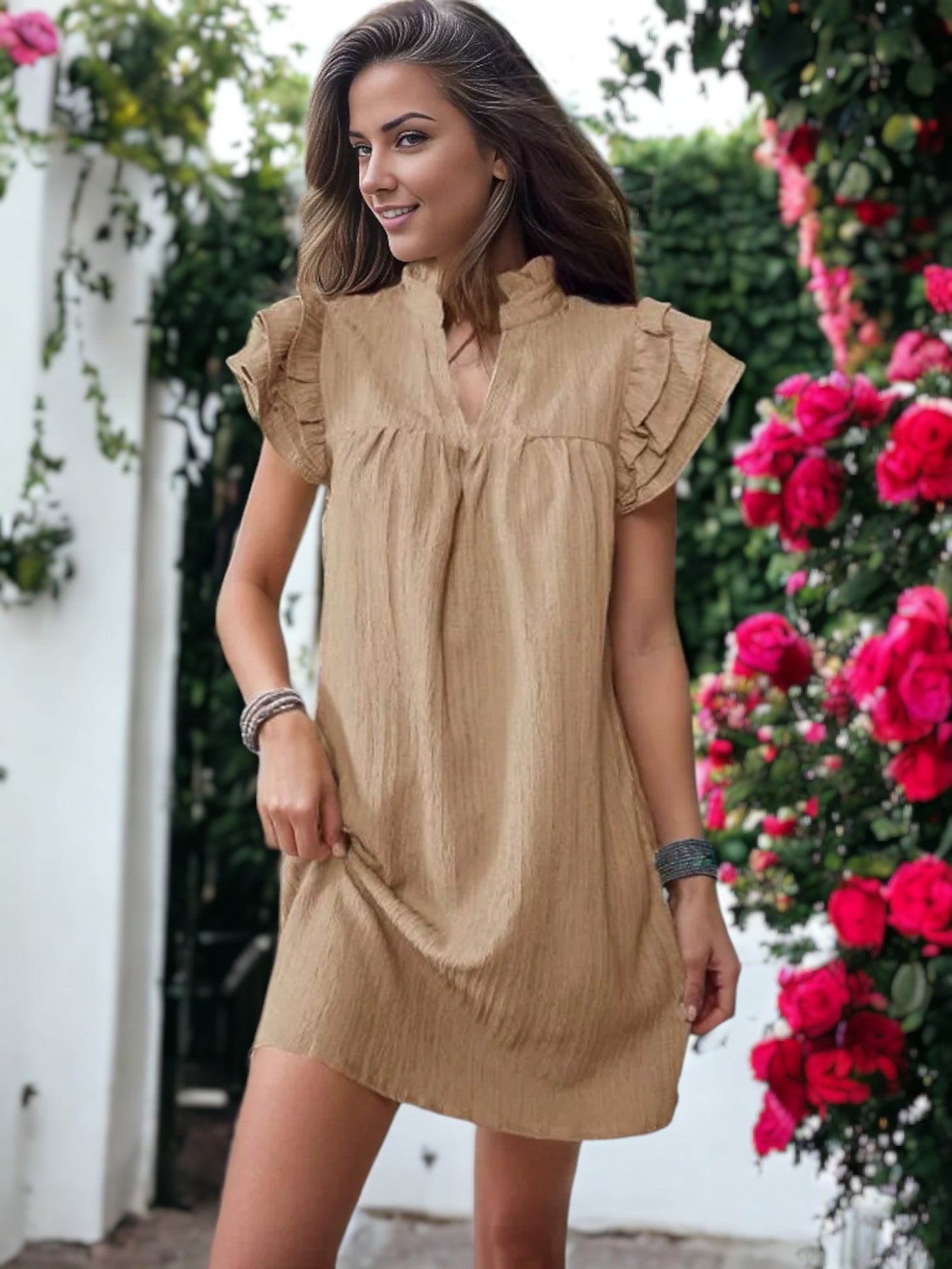 Vestido con cuello alto y mangas con volantes