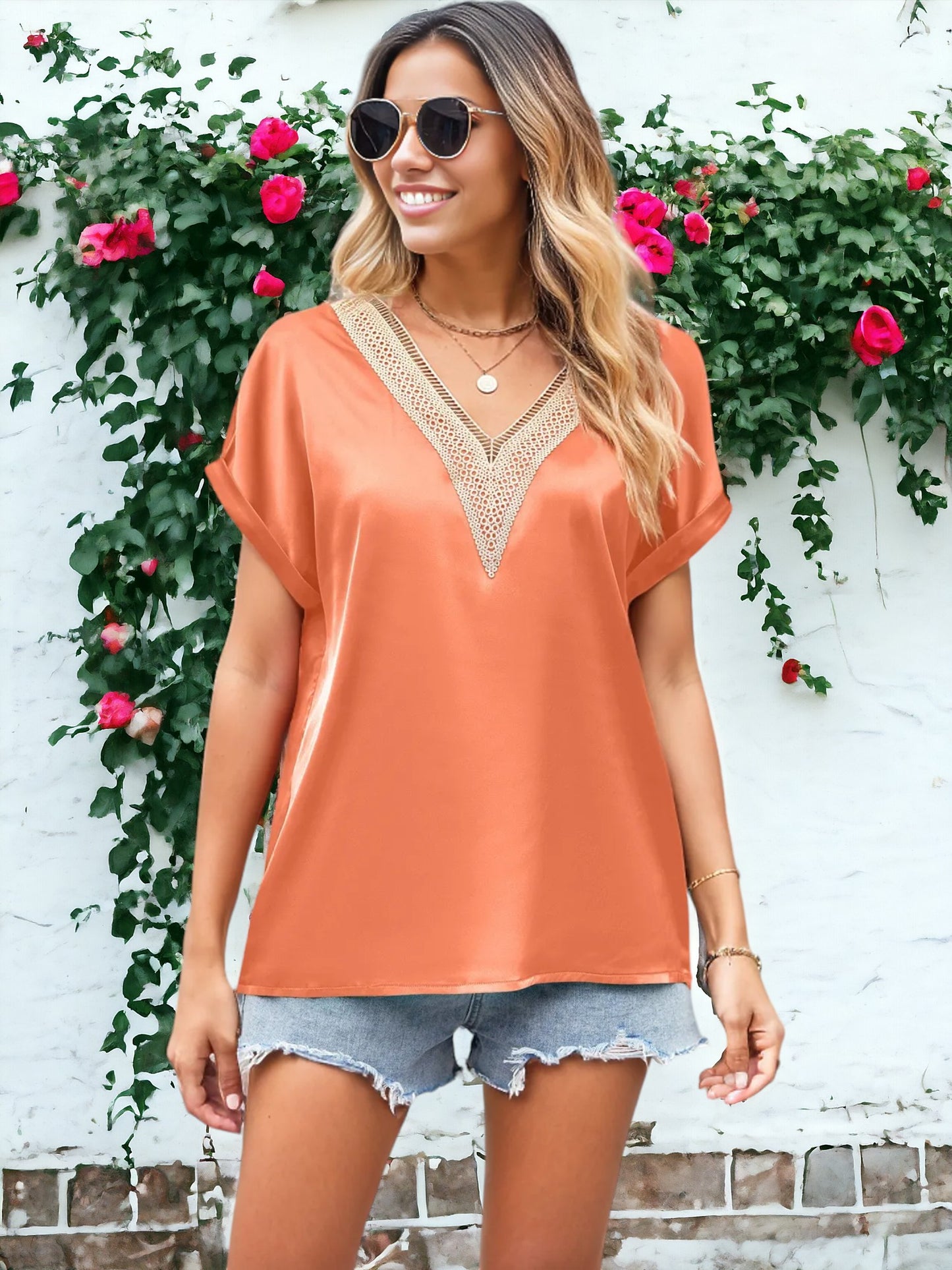 Blusa con escote en V y detalle de crochet