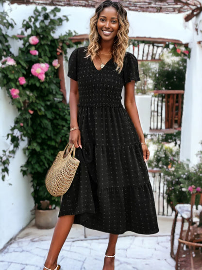 Vestido midi de lunares con escote en V, frunces en el pecho y volantes