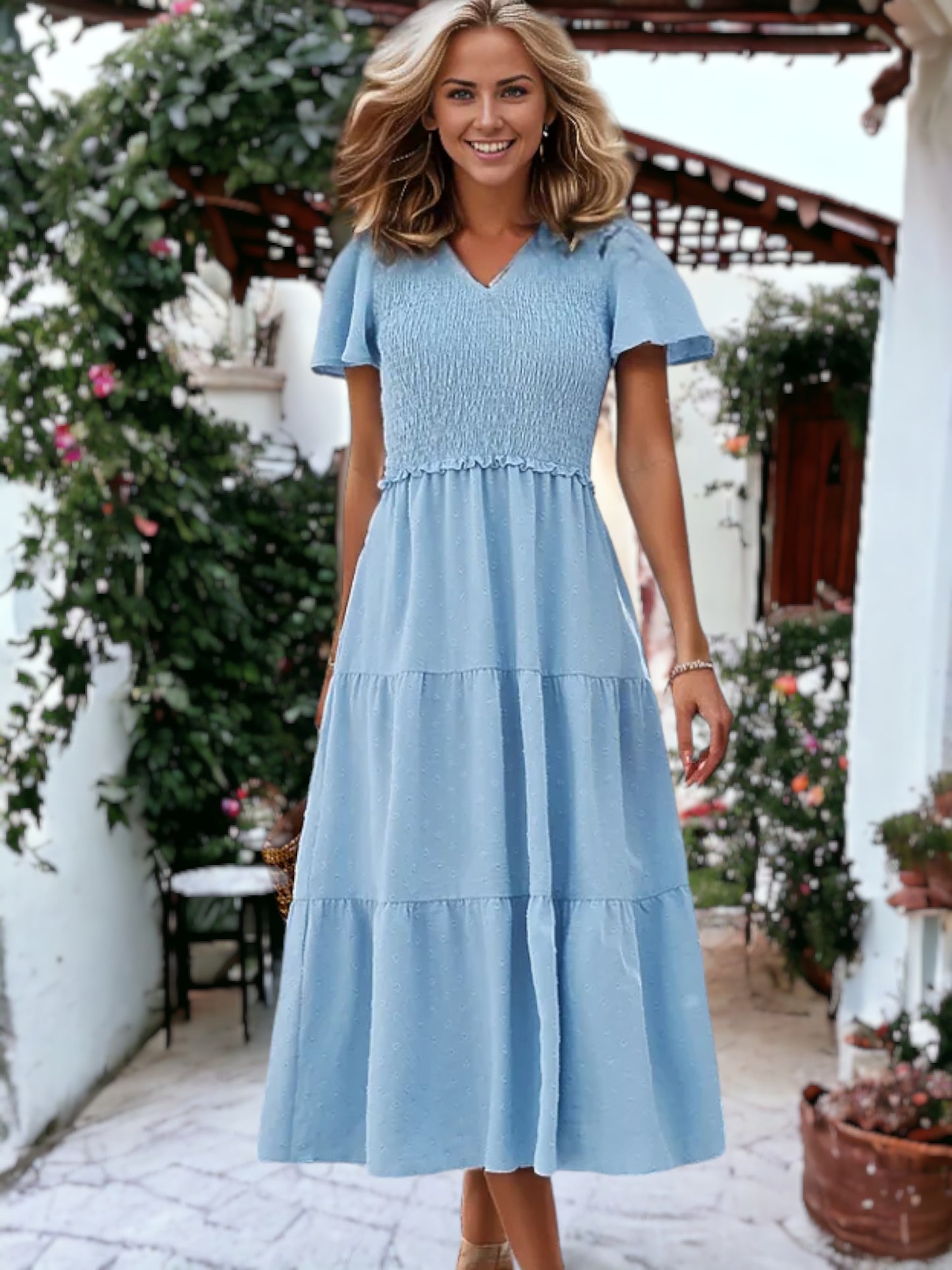 Vestido midi de lunares con escote en V, frunces en el pecho y volantes