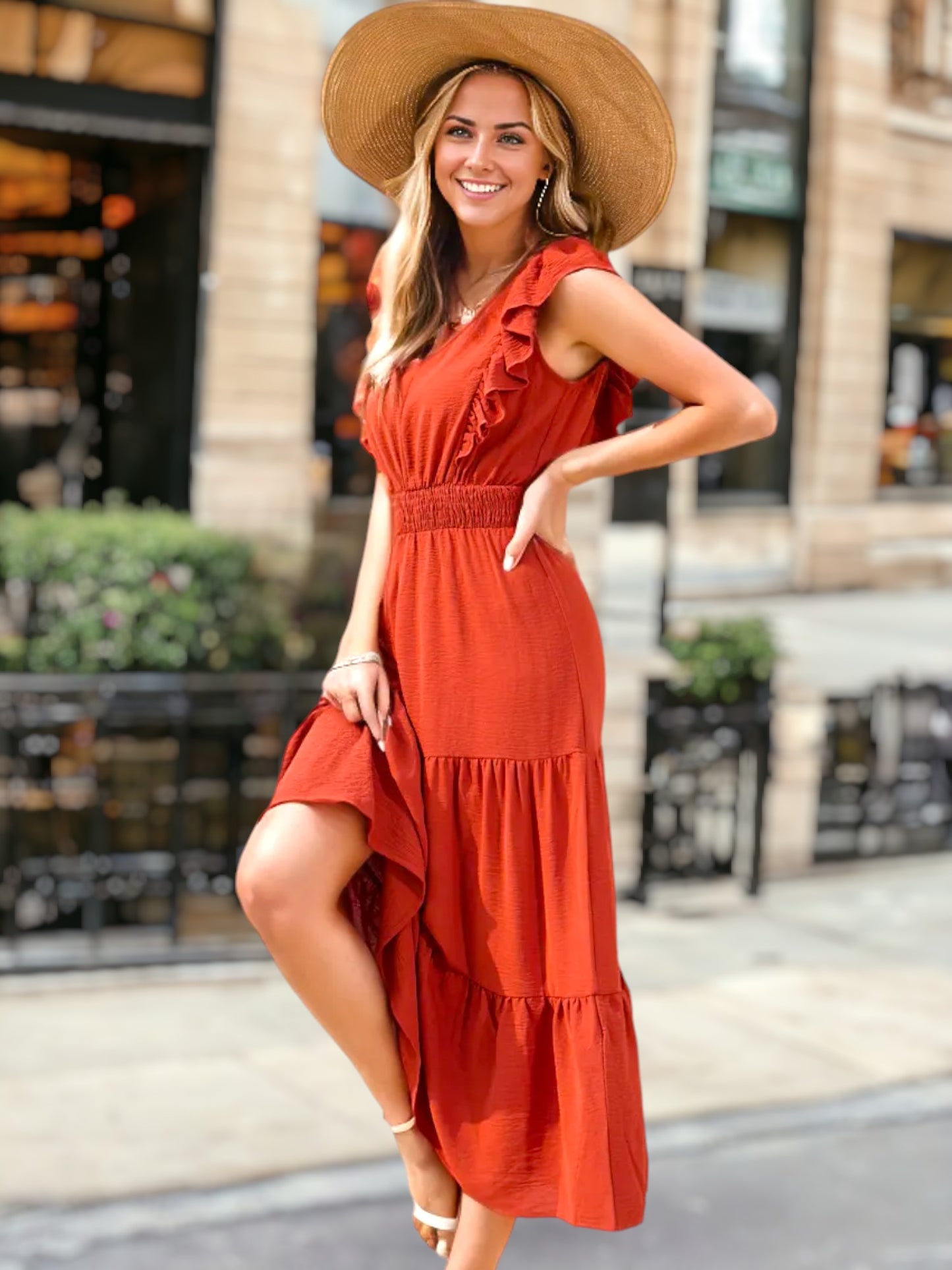 Vestido escalonado con detalle de volante y escote en V