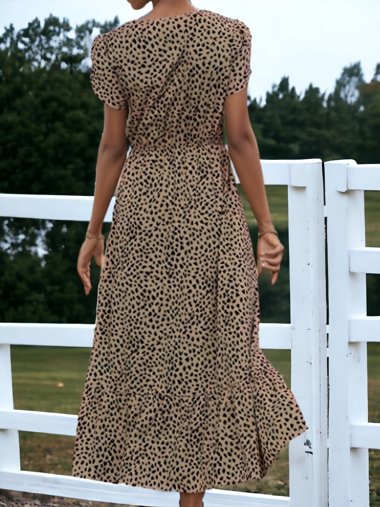 Vestido midi con abertura y estampado de leopardo, cintura fruncida y largo medio