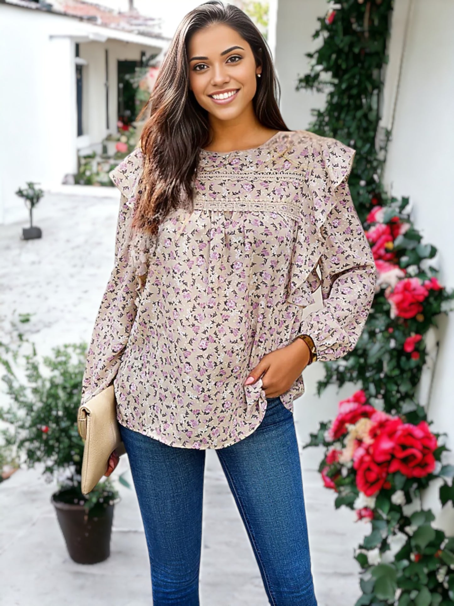 Blusa floral con detalle de crochet y volantes en los hombros