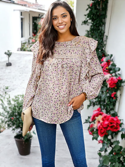 Blusa floral con detalle de crochet y volantes en los hombros