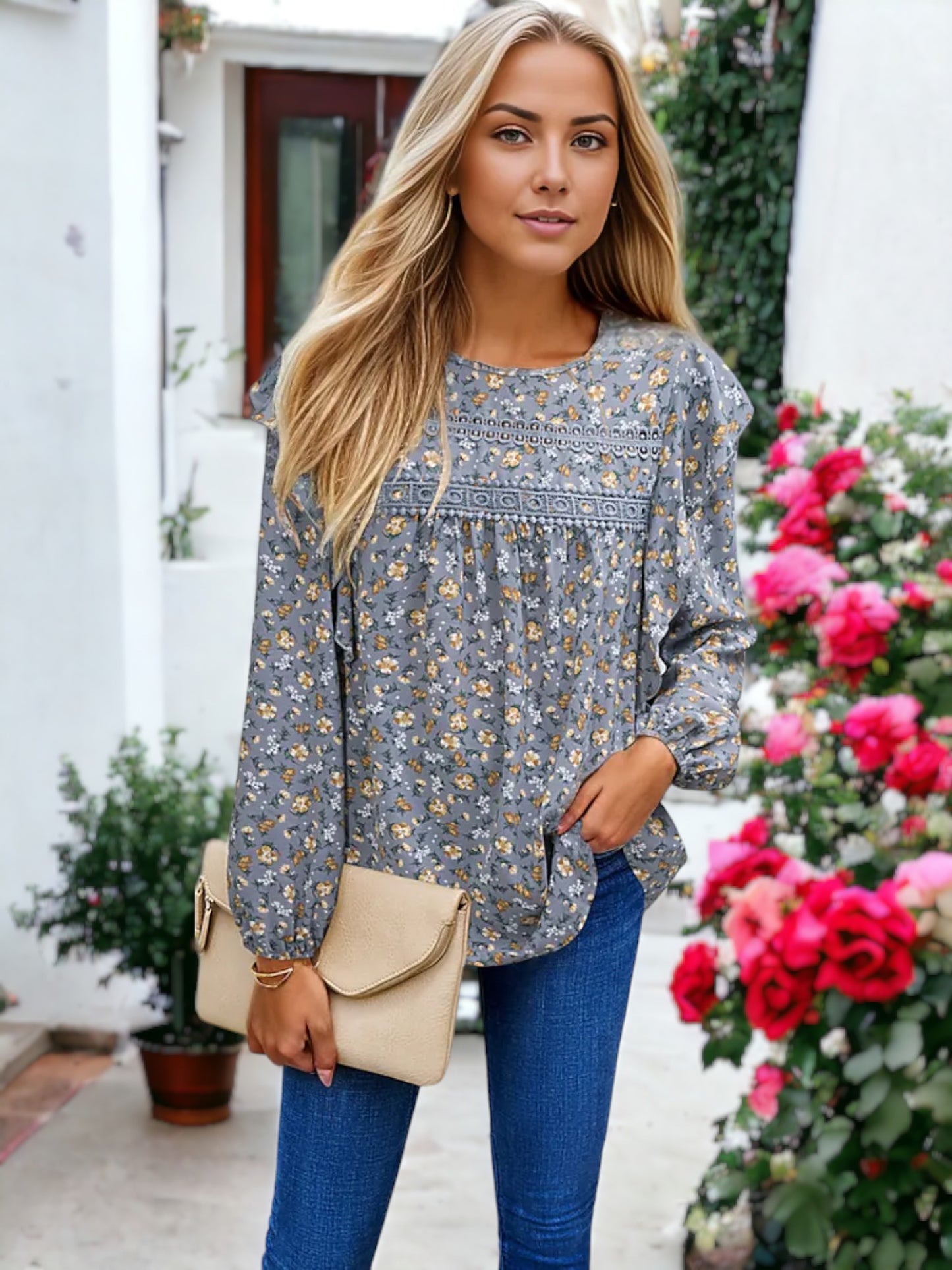 Blusa floral con detalle de crochet y volantes en los hombros