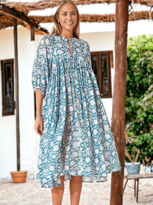 Vestido plisado con cintura y estampado botánico