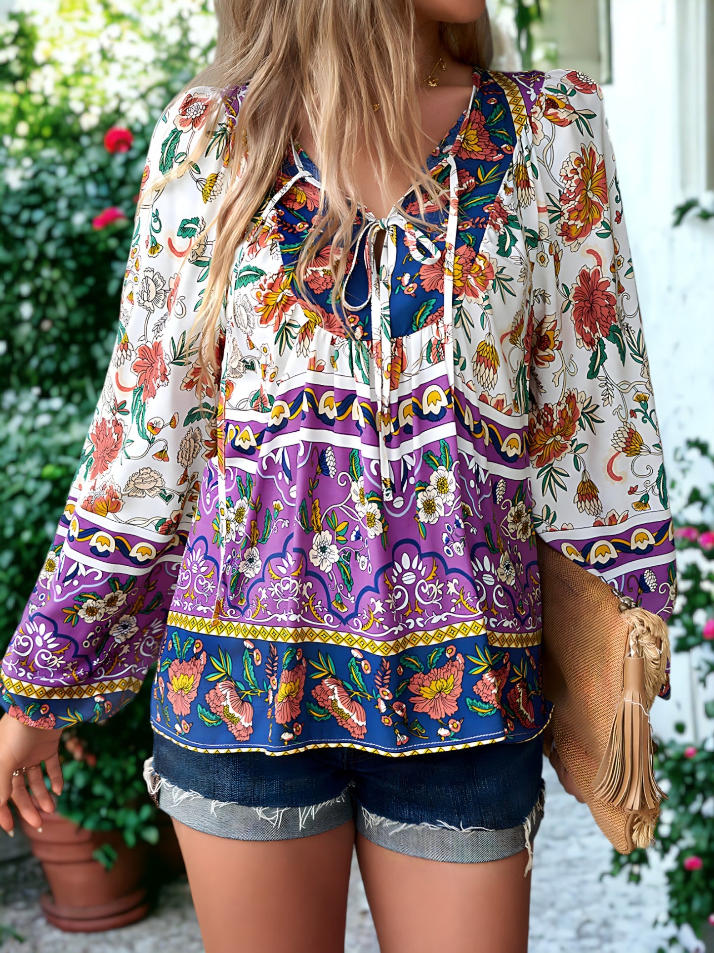 Blusa bohemia con estampado floral multicolor y cuello anudado