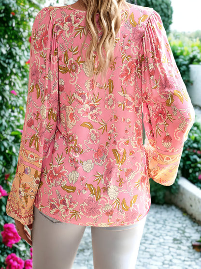 Blusa bohemia con estampado floral multicolor y cuello anudado