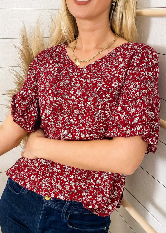 Blusa de verano con escote en V y flores 