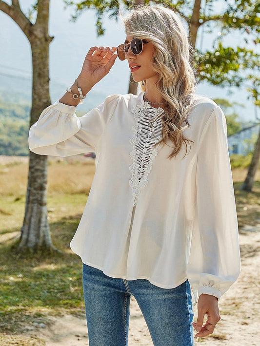 Blusa con escote en V y encaje